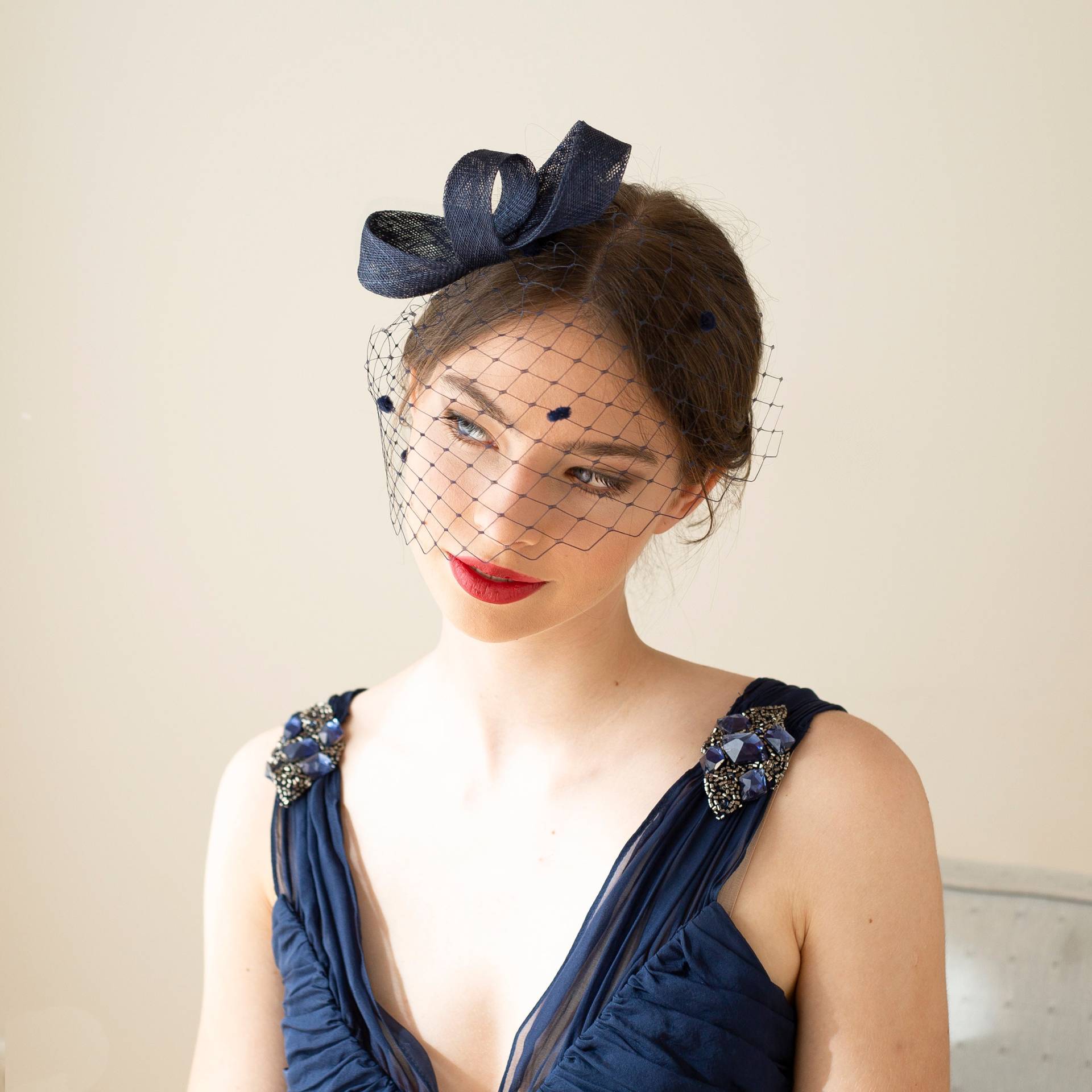 Marineblauer Schleifen-Fascinator Mit Gepunktetem Schleier, Damen Fascinator in Marineblau, Kopfschmuck Für Hochzeitsgäste von BeChicAccessories