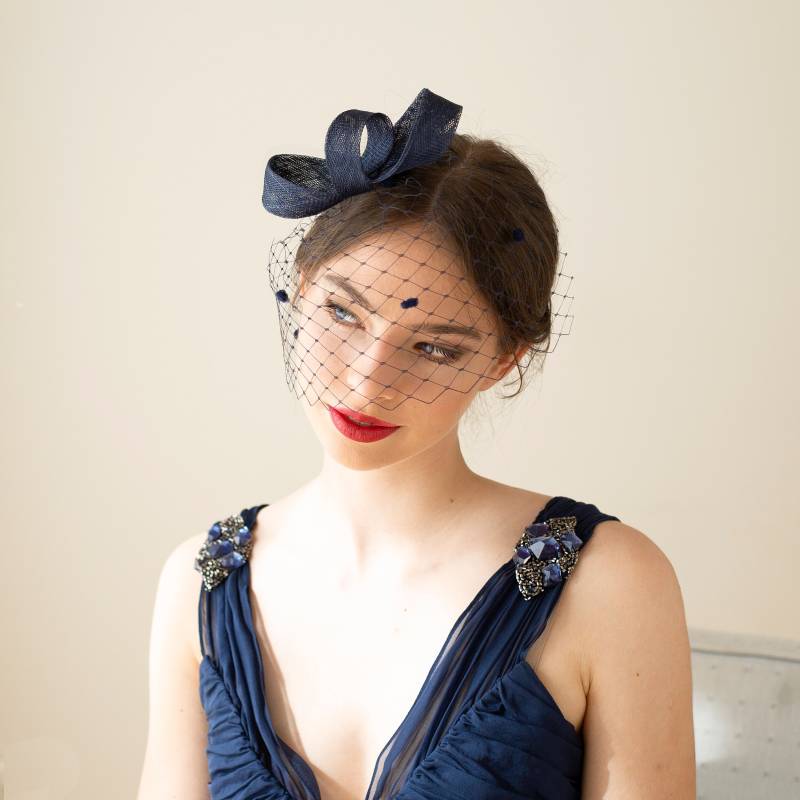 Marineblauer Schleifen-Fascinator Mit Gepunktetem Schleier, Damen Fascinator in Marineblau, Kopfschmuck Für Hochzeitsgäste von BeChicAccessories