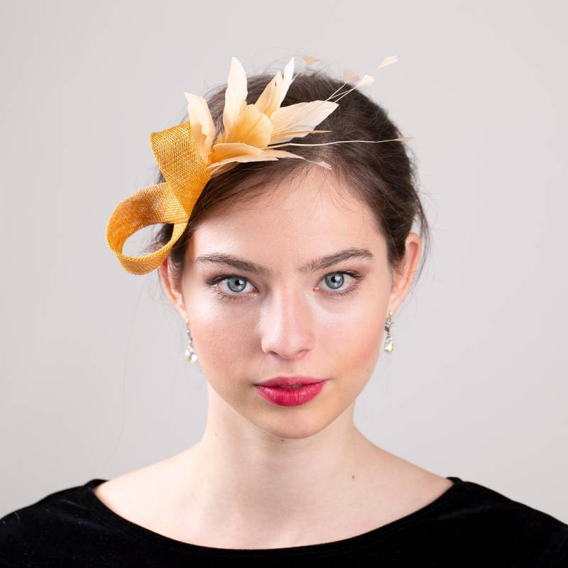 Ocker Fascinator Mit Federn, Formeller Event - Oder Party Kopfschmuck, Dezenter Damen Fascinator, Kopfschmuck Für Eine Elegante Mutter von BeChicAccessories