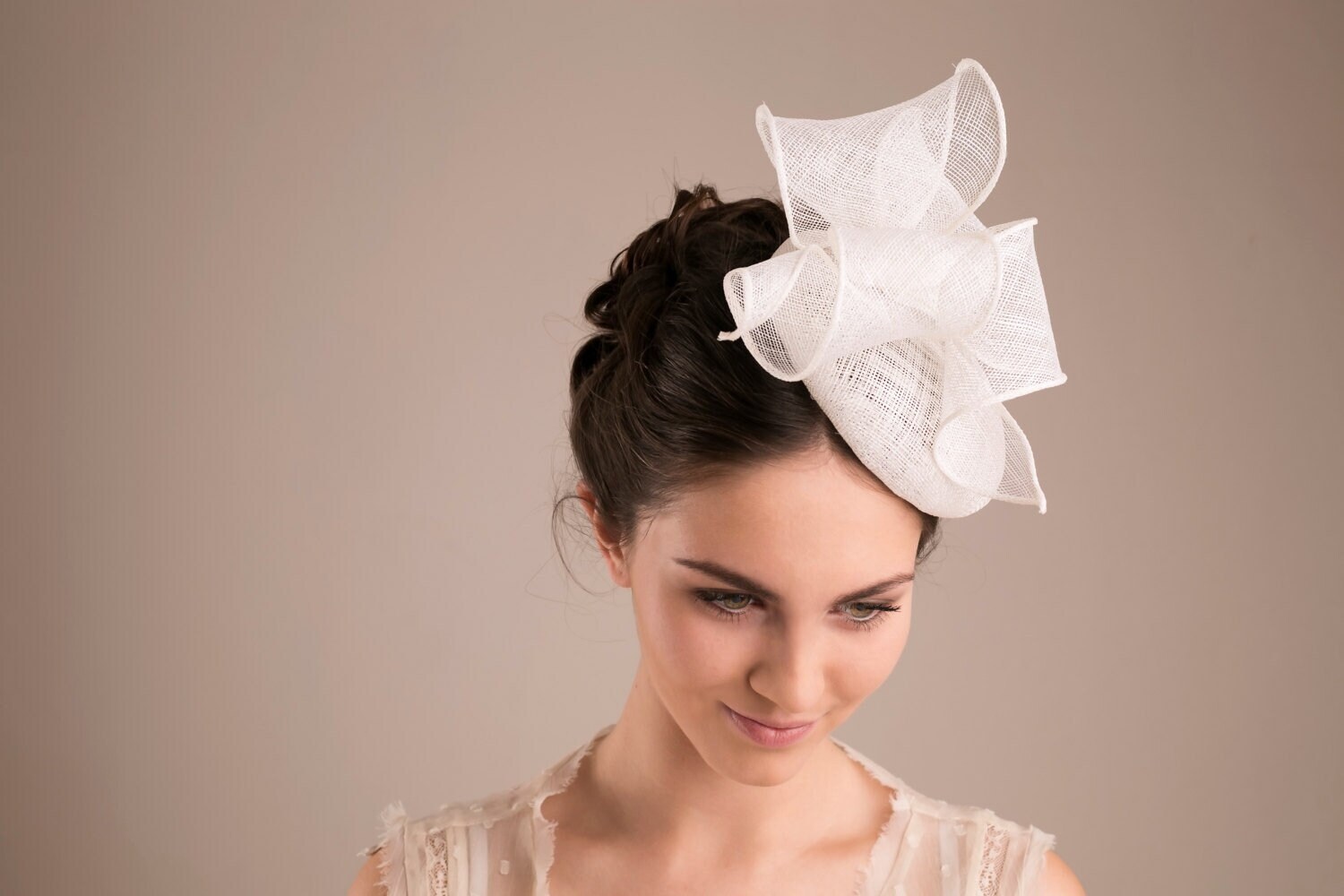 Pillbox Hut Für Braut Mit Übergroßer Schleife, Modisten Hutchen, Weißer Hochzeitshut Die Braut, Hochzeit Fascinator Großer Schleife Pillbox Hut Für Braut Mit Übergroßer Schleife, Modisten Hutchen, Weißer Hochzeitshut Die Braut, Hochzeit Fascinator Großer Schleife von BeChicAccessories