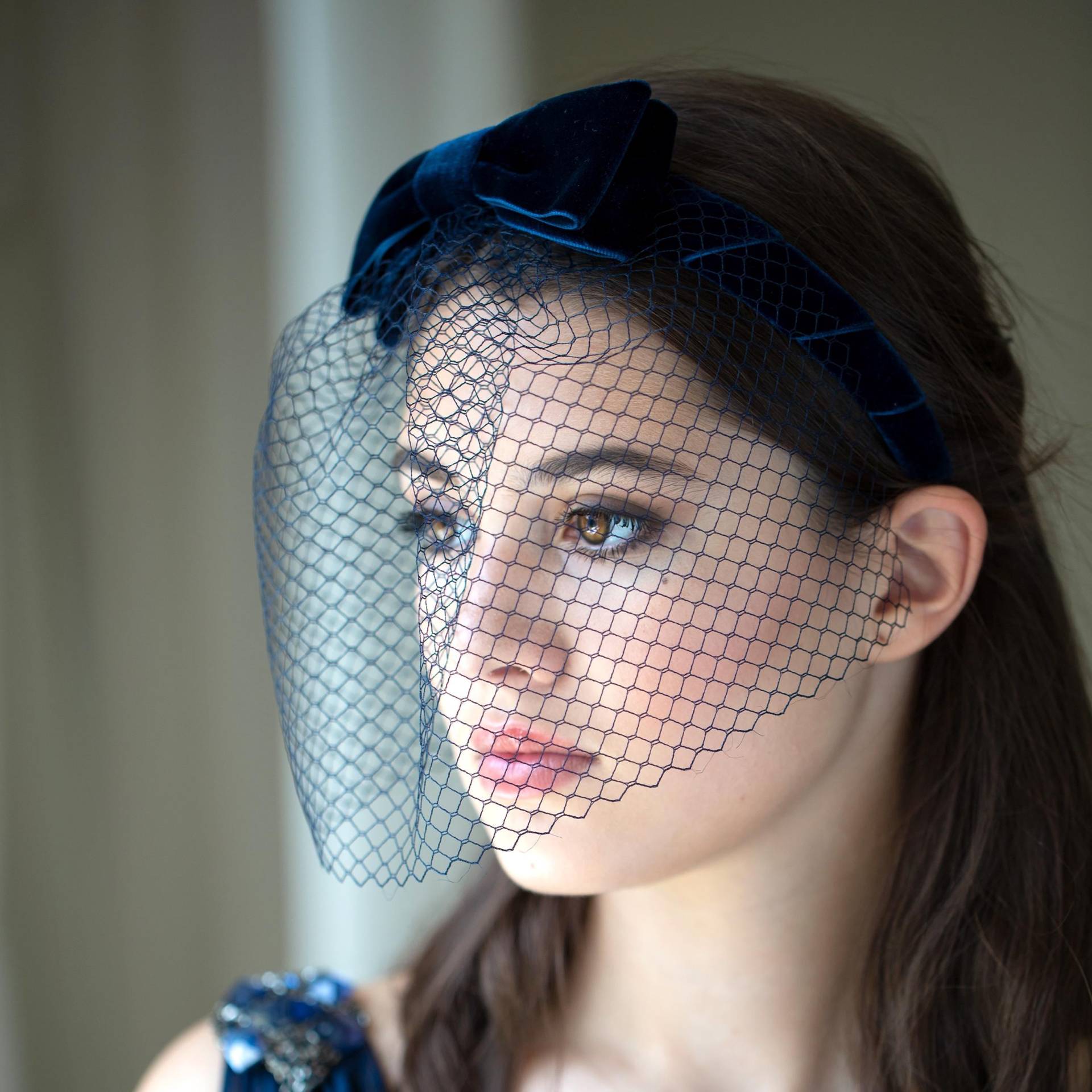 Schleier Haarreif Für Hochzeitsgäste, Ockerfarbenes Samt Kopfschmuck Mit Gepunktetem Vogelkäfig Den Anlass, Hochzeit in Beige von BeChicAccessories