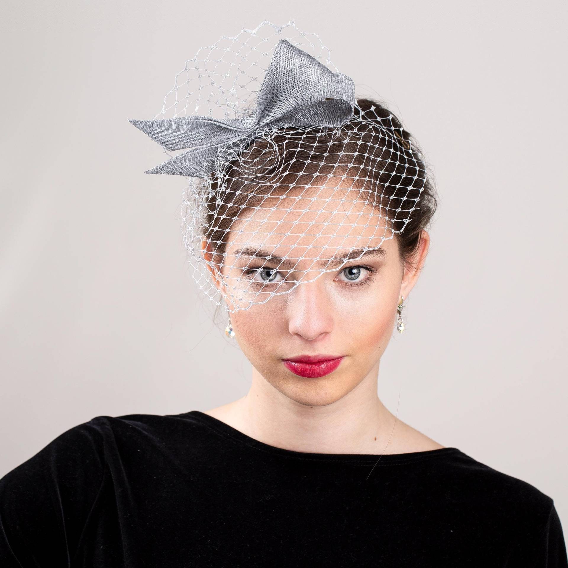 Silberner Schleifen Fascinator Mit Kurzem Schleier, Damen in Metallic Silber, Hochzeitsgast Vogelkäfig von BeChicAccessories