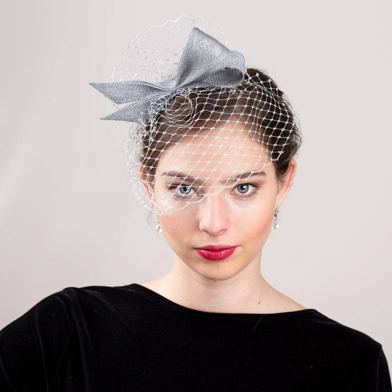 Silberner Schleifen Fascinator Mit Kurzem Schleier, Damen in Metallic Silber, Hochzeitsgast Vogelkäfig von BeChicAccessories