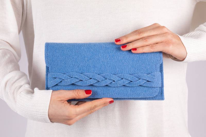 Filz Geldbörse Frau in Kornblumenwolle Mit Zopf, Hellblaue Handtasche Clutch Geldbeutel, Geldbörse, Kreditkartenhalter Mutter Geschenkidee von BeFeltBag