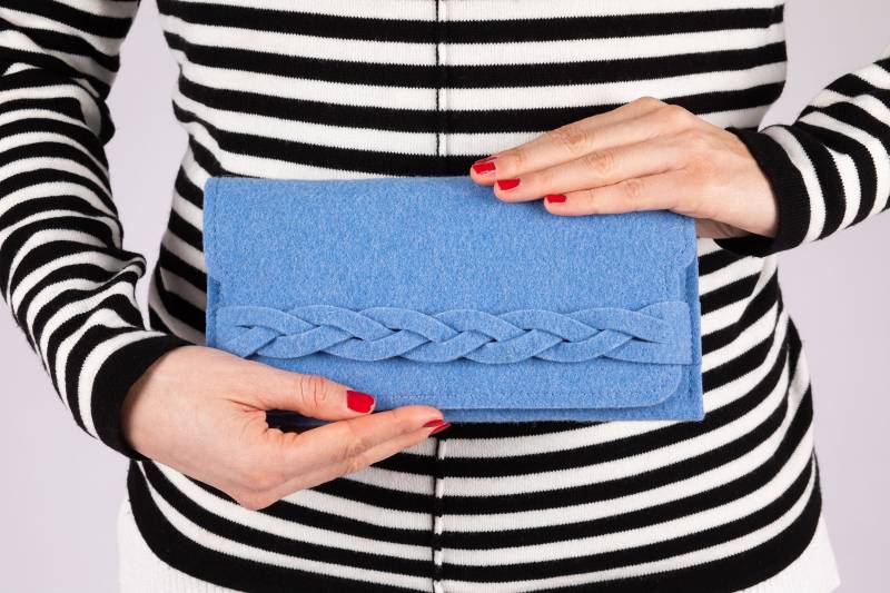 Filz Geldbörse Frau in Kornblumenwolle Mit Zopf, Hellblaue Handtasche Clutch Geldbeutel, Geldbörse, Kreditkartenhalter Mutter Geschenkidee von BeFeltBag