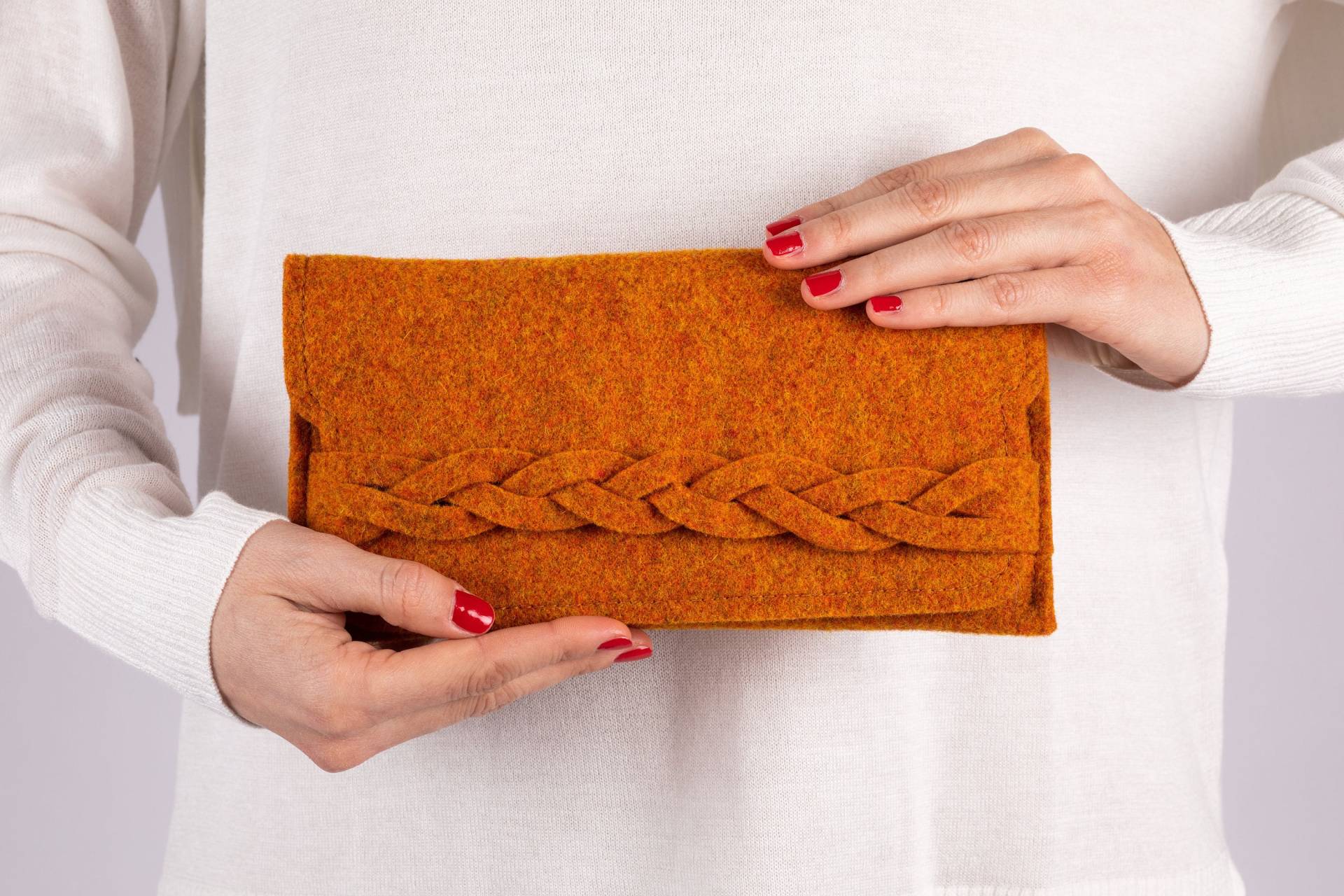 Filz Lange Geldbörse Frau in Gebrannter Oranger Wolle Mit Zopf, Ocker Handtasche Clutch Geldbeutel, Schmales Bifold Portemonnaie, Kreditkartenhalter Filz Lange Geldbörse Frau in Gebrannter Oranger Wolle Mit Zopf, Ocker Handtasche Clutch Geldbeutel, Schmales Bifold Portemonnaie, Kreditkartenhalter von BeFeltBag