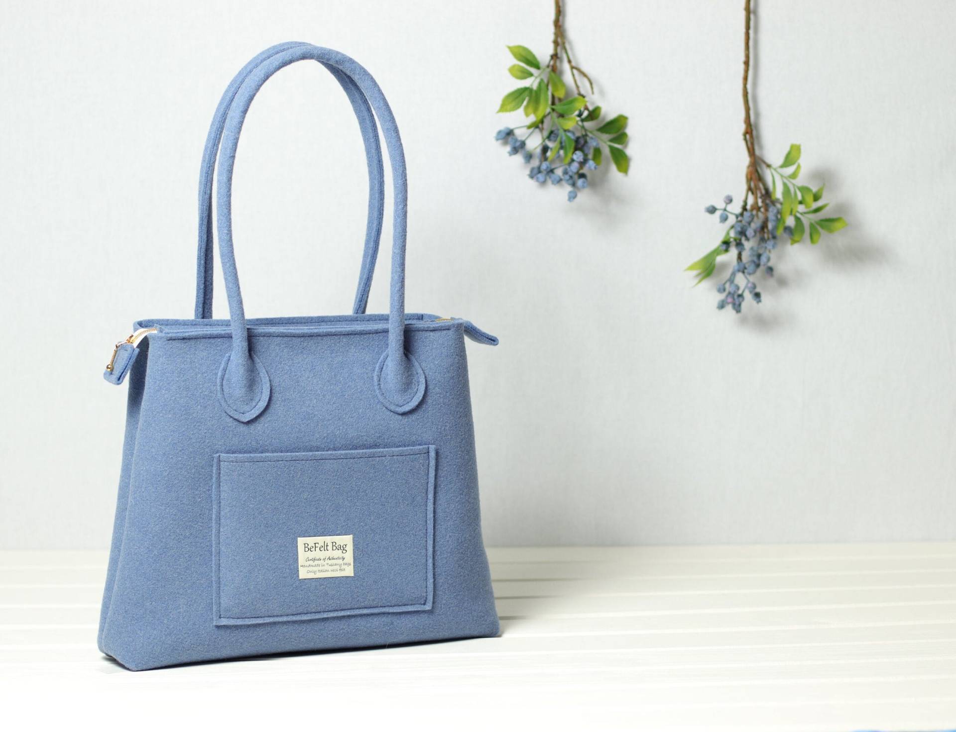 Lässige Schultertasche Frau in Staubblauem Wollfilz, Leichte Tasche Mit Henkeln, Handtasche, Weekender Shopper, Einkaufstasche, Handgefertigt Italien Lässige Schultertasche Frau in Staubblauem Wollfilz, Leichte Tasche Mit Henkeln, Handtasche, Weekender Shopper, Einkaufstasche, Handgefertigt Italien von BeFeltBag
