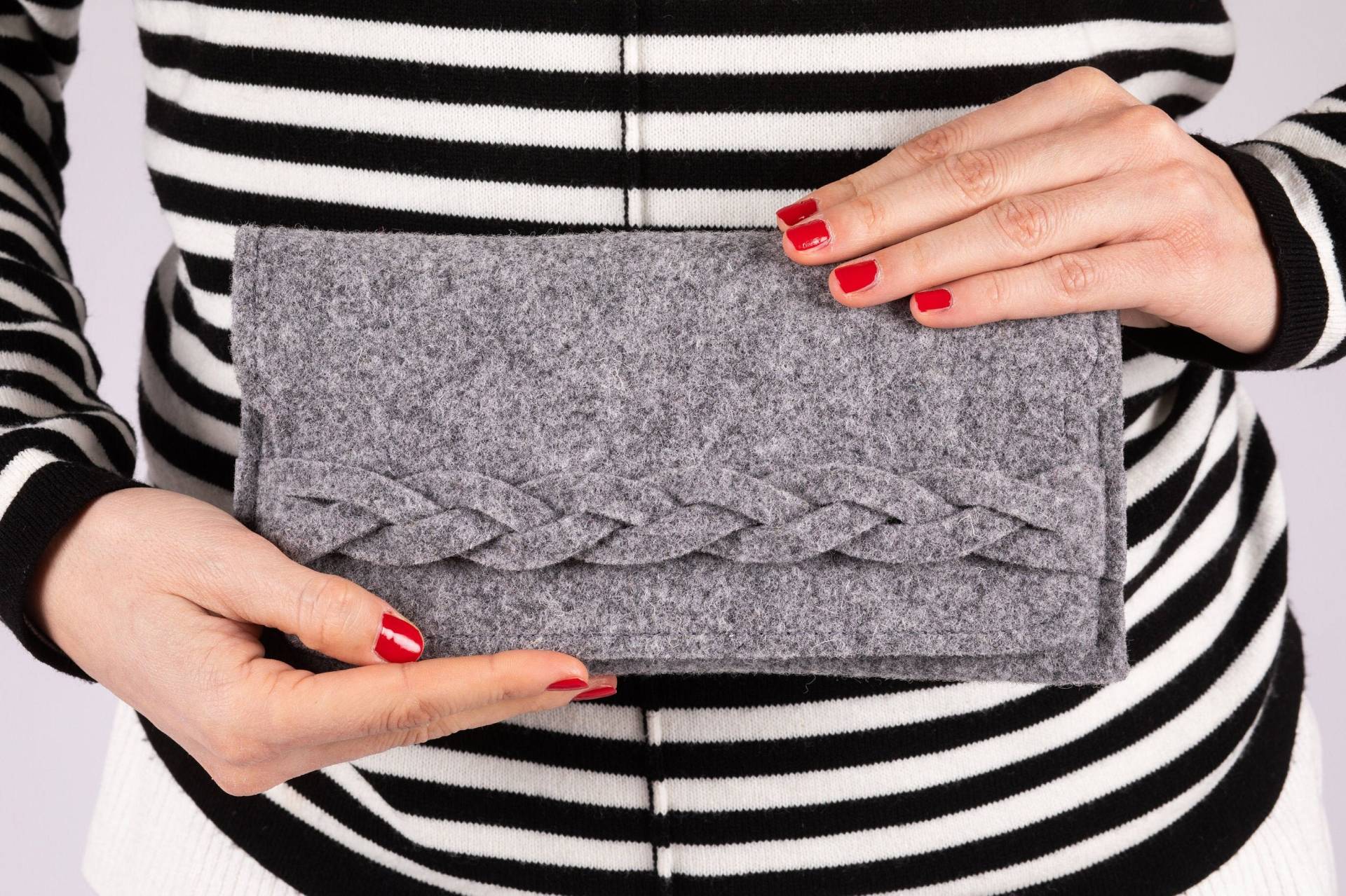 Lange Geldbörse Frau in Grau Filz Mit Zopf, Wolle Clutch Geldbörse, Kohle Handtasche, Schmales Bifold Portemonnaie, Kreditkartenhalter, Mutter Lange Geldbörse Frau in Grau Filz Mit Zopf, Wolle Clutch Geldbörse, Kohle Handtasche, Schmales Bifold Portemonnaie, Kreditkartenhalter, Mutter von BeFeltBag
