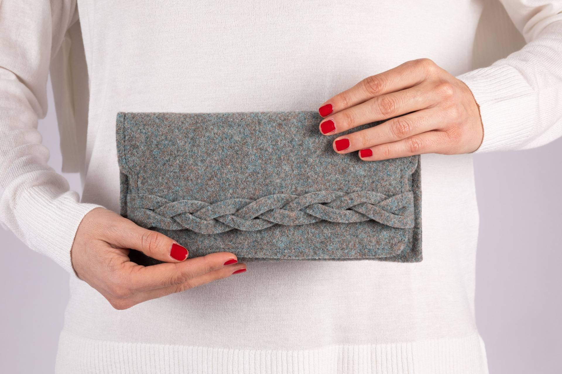 Portemonnaie Frau in Grau Blau Filz Mit Zopf, Wolle Clutch Geldbeutel, Staubblaue Handtasche, Lange Bifold Geldbörse, Kreditkartenhalter, Mutter Portemonnaie Frau in Grau Blau Filz Mit Zopf, Wolle Clutch Geldbeutel, Staubblaue Handtasche, Lange Bifold Geldbörse, Kreditkartenhalter, Mutter von BeFeltBag