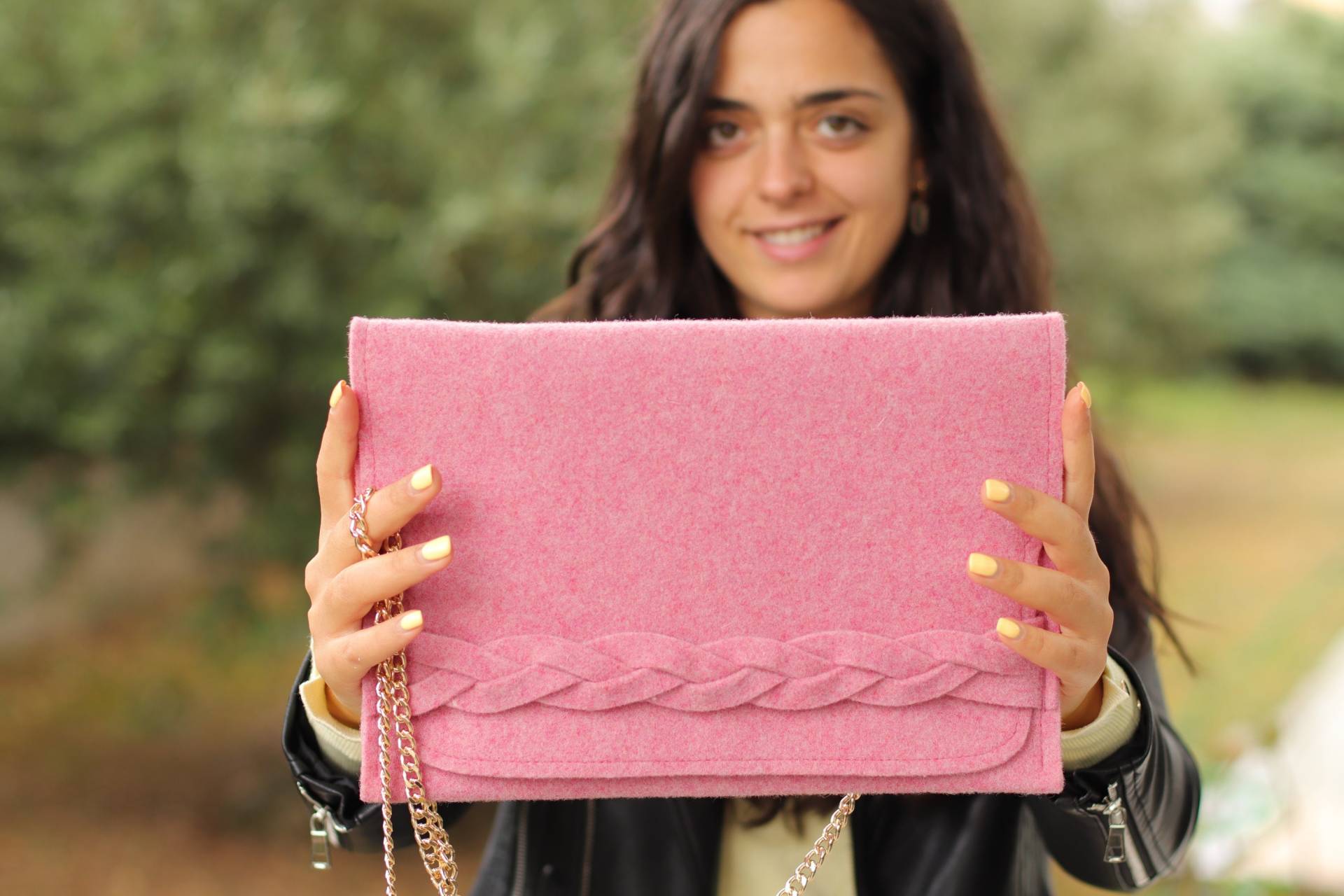 Umhängetasche Mit Kettengurt, Pinke Filztaschentasche, Kleine Schultertasche Aus Wollfilz, Gekettetes Portemonnaie, Wolle Rosa Clutch Zopf Umhängetasche Mit Kettengurt, Pinke Filztaschentasche, Kleine Schultertasche Aus Wollfilz, Gekettetes Portemonnaie, Wolle Rosa Clutch Zopf von BeFeltBag