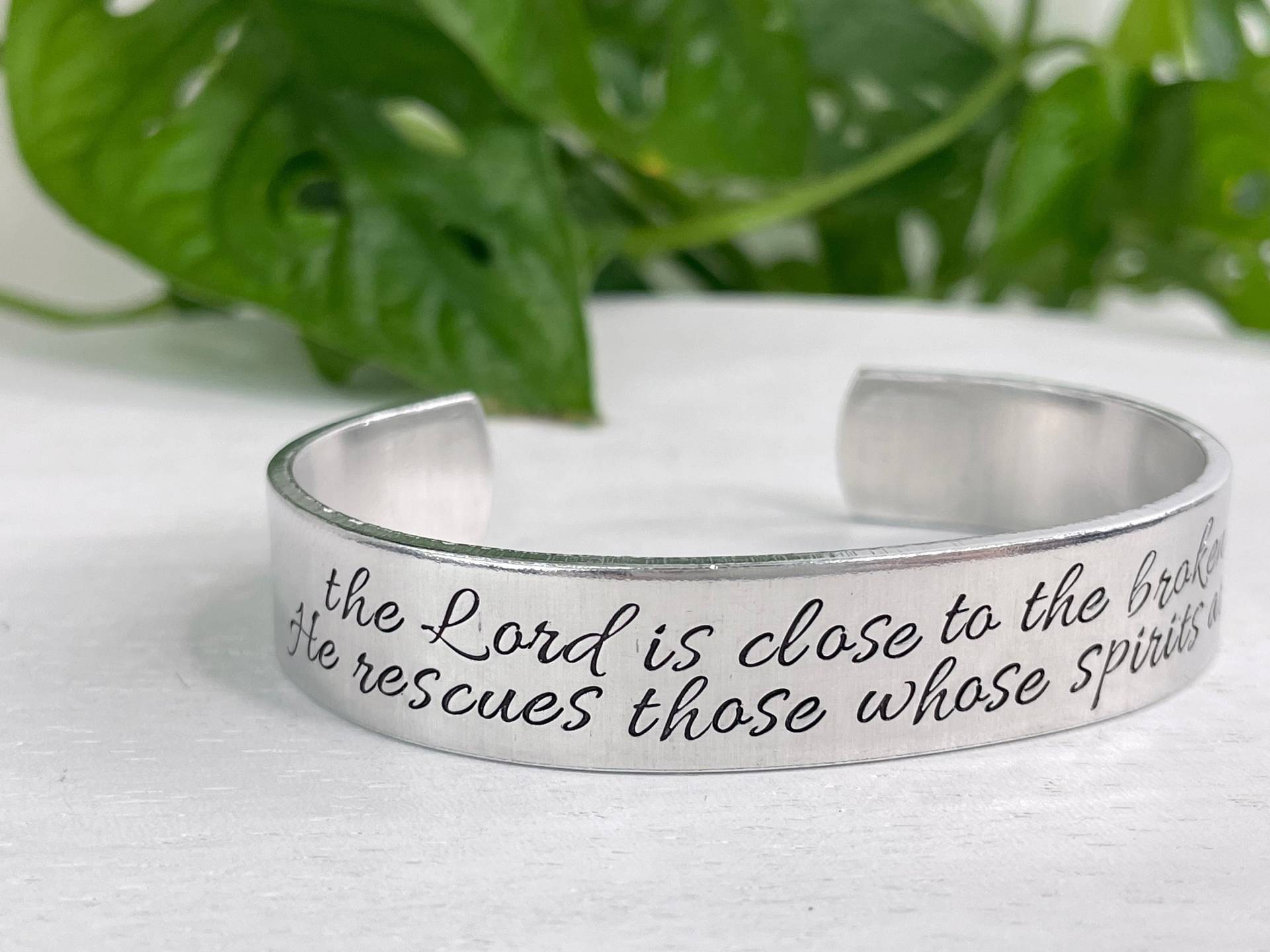 Der Herr Ist Den Gebrochenen Herzen Nah | Psalm 3418 Schrift Armband Witwe Geschenk Christliche Ermutigung Trauer Der Herr Ist Den Gebrochenen Herzen Nah | Psalm 3418 Schrift Armband Witwe Geschenk Christliche Ermutigung Trauer von BeFoundStanding