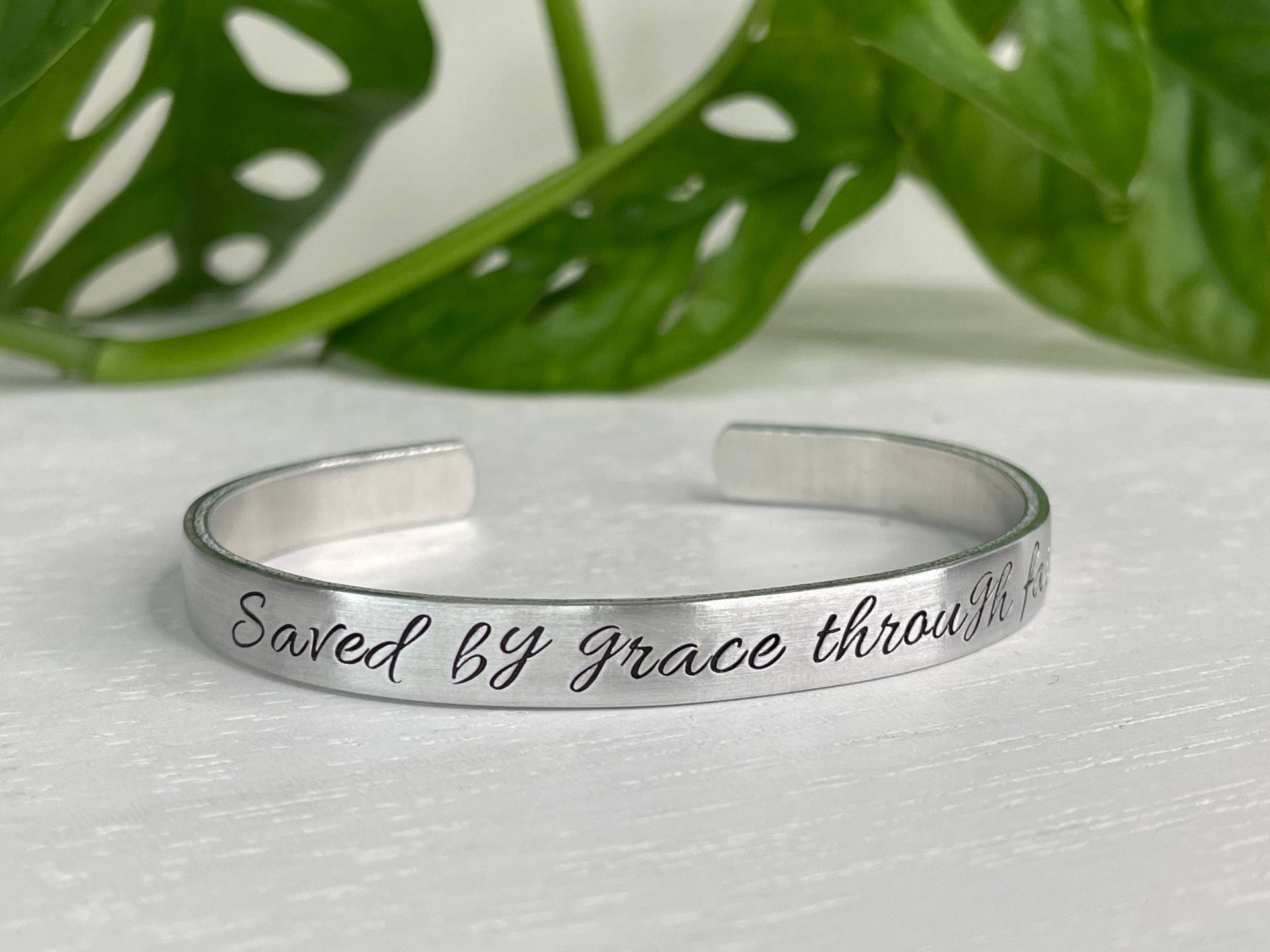 Gerettet Durch Grace | Epheser 2, 8 Bibel Vers Armband Schrift Christliches Geschenk Für Sie Konfirmation Erstkommunion Gerettet Durch Grace | Epheser 2, 8 Bibel Vers Armband Schrift Christliches Geschenk Für Sie Konfirmation Erstkommunion von BeFoundStanding