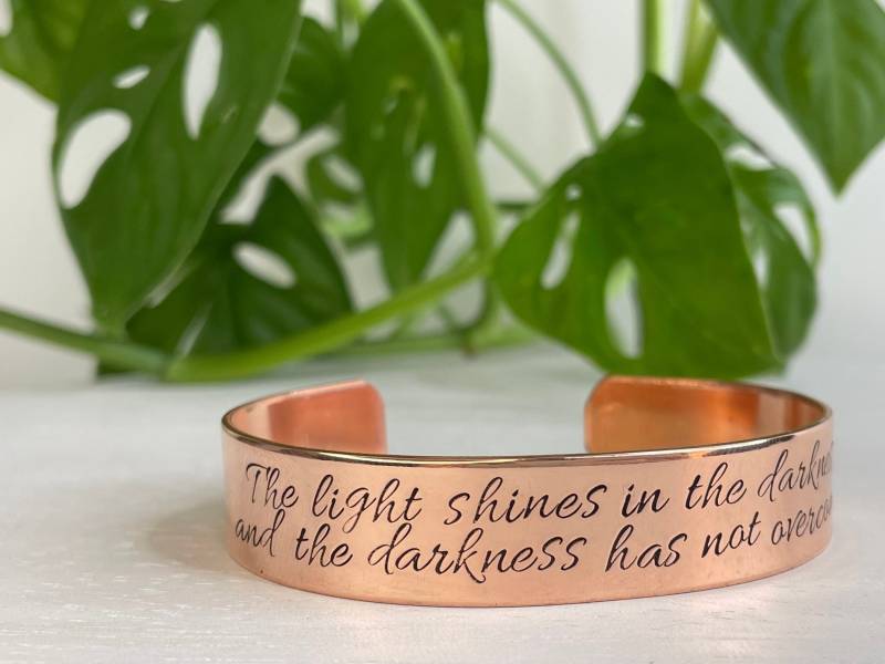Johannes 1, 5 | Das Licht Leuchtet in Der Dunkelheit Christliches Geschenk Für Frauen Schrift Armband Konfirmation Johannes 1, 5 | Das Licht Leuchtet in Der Dunkelheit Christliches Geschenk Für Frauen Schrift Armband Konfirmation von BeFoundStanding