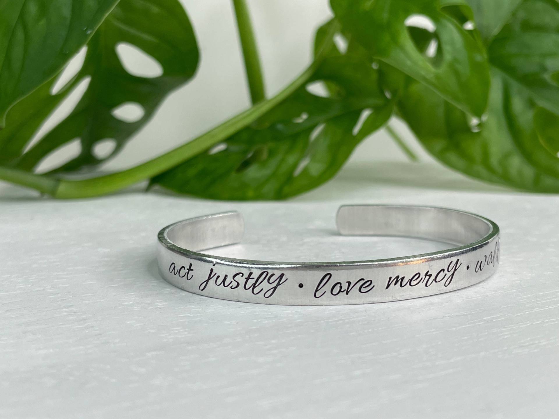 Micah 6, 8 | Akt Gerecht Liebe Mercy Walk Demütig Schrift Armband Missionen Geschenk Jugendgruppe Christlicher Schmuck Für Sie Micah 6, 8 | Akt Gerecht Liebe Mercy Walk Demütig Schrift Armband Missionen Geschenk Jugendgruppe Christlicher Schmuck Für Sie von BeFoundStanding