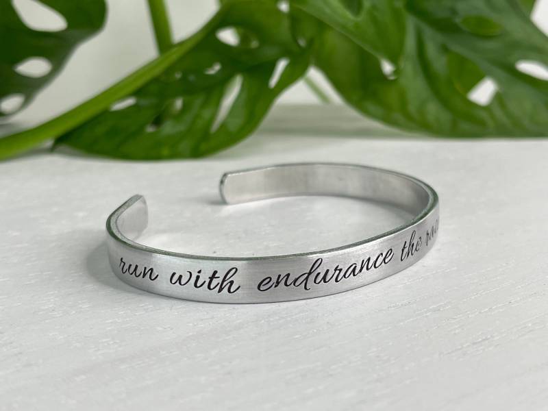 Run With Endurance Das Rennen Vor Dir | Hebräer 121 Schrift Armband Ermutigung Geschenk Läufer Christliches Run With Endurance Das Rennen Vor Dir | Hebräer 121 Schrift Armband Ermutigung Geschenk Läufer Christliches von BeFoundStanding
