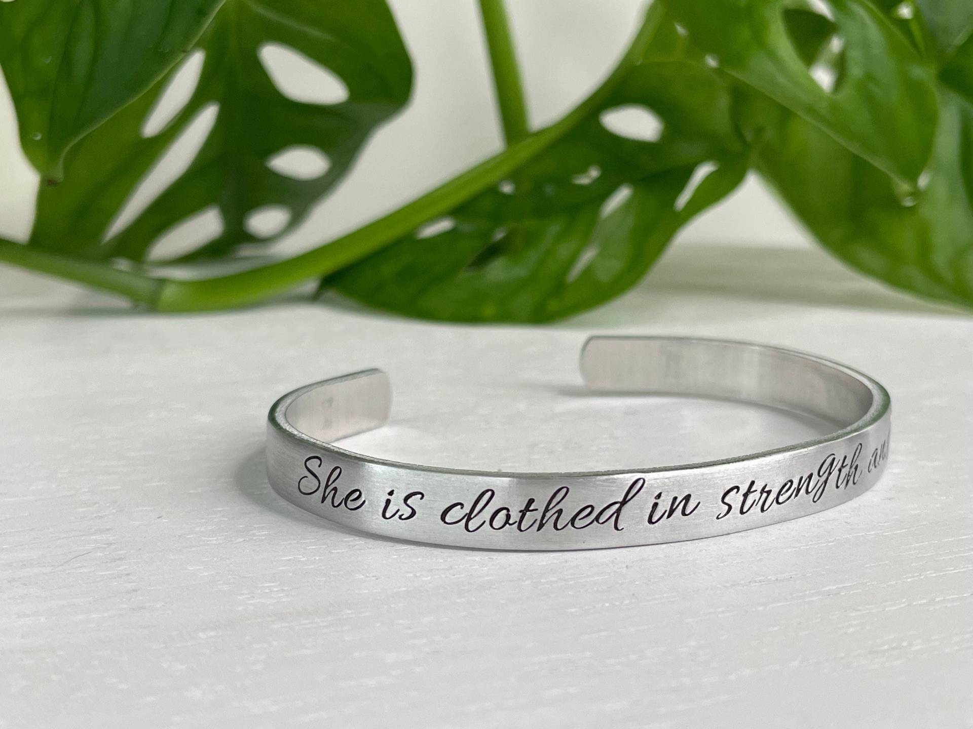 Sie Ist Bekleidet Mit Stärke Und Würde | Sprüche 31, 25 31 Frau Schrift Armband Christliches Geschenk Für Muttertagsgeschenk Sie Ist Bekleidet Mit Stärke Und Würde | Sprüche 31, 25 31 Frau Schrift Armband Christliches Geschenk Für Muttertagsgeschenk von BeFoundStanding