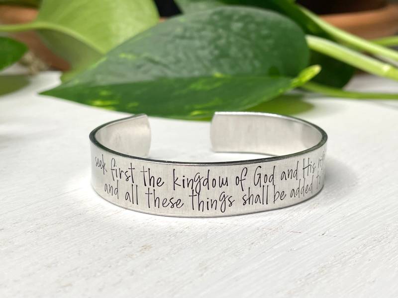 Sucht Zuerst Das Reich Gottes Und Seine Gerechtigkeit Matthäus 633 | Schrift Armband Bibel Vers Schmuck Christliches Geschenk Hellseher Sucht Zuerst Das Reich Gottes Und Seine Gerechtigkeit Matthäus 633 | Schrift Armband Bibel Vers Schmuck Christliches Geschenk Hellseher von BeFoundStanding