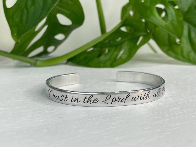 Vertraue Dem Herrn Von Ganzem Herzen | Sprüche 35 Bibel Vers Armband Schrift Christlicher Freund Geschenk Ermutigung Vertraue Dem Herrn Von Ganzem Herzen | Sprüche 35 Bibel Vers Armband Schrift Christlicher Freund Geschenk Ermutigung von BeFoundStanding