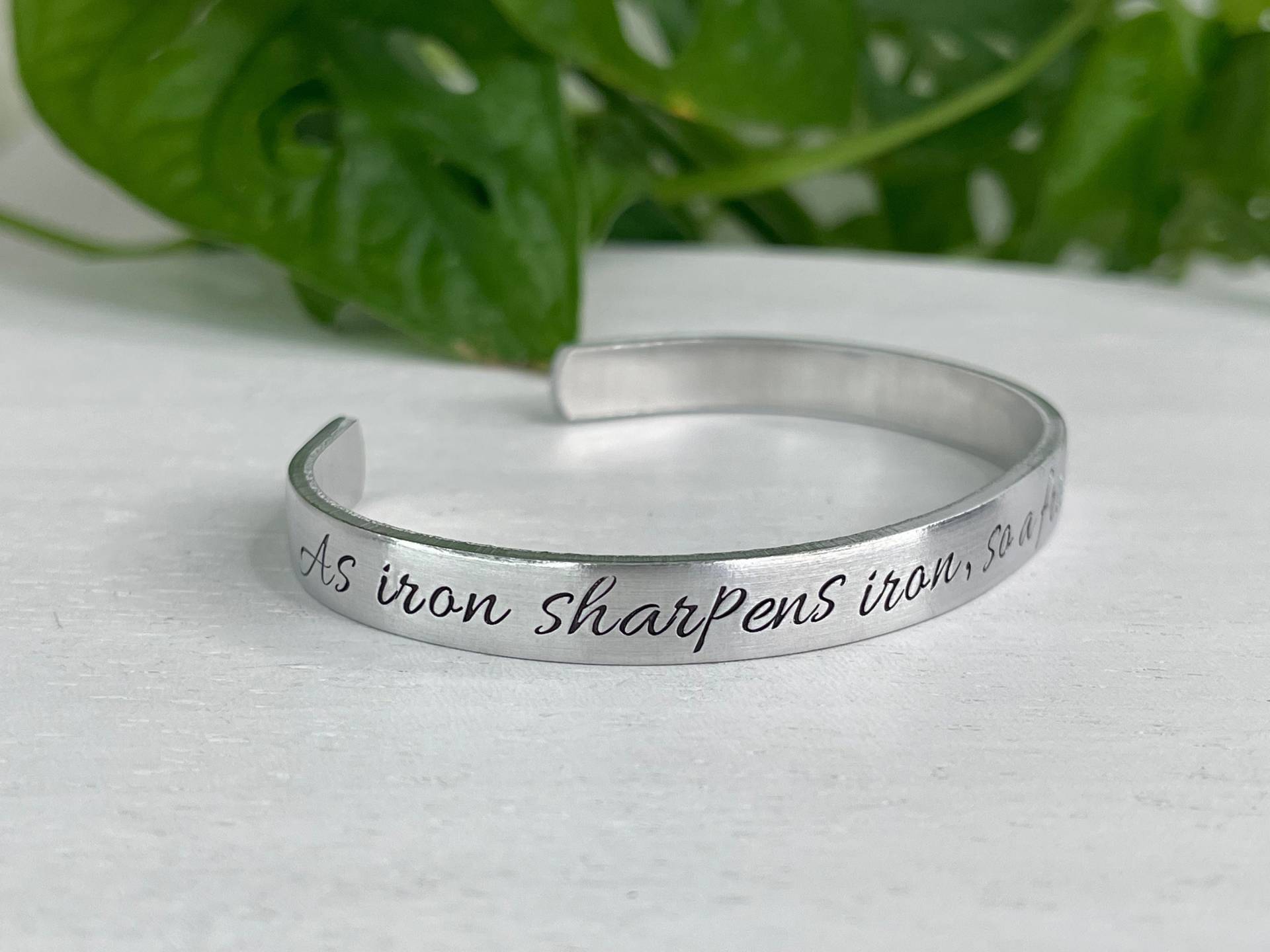 Wie Iron Sharpens So Schärft Ein Freund Einen | Sprüche 27 Schrift Armband Christlicher Schmuck Geschenk Wie Iron Sharpens So Schärft Ein Freund Einen | Sprüche 27 Schrift Armband Christlicher Schmuck Geschenk von BeFoundStanding