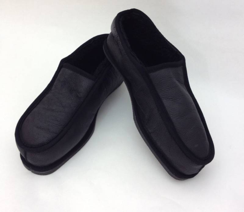 Echte Lammfell Hausschuhe Für Männer Schwarze Schaffell Leder Slip-Ons von BeFur