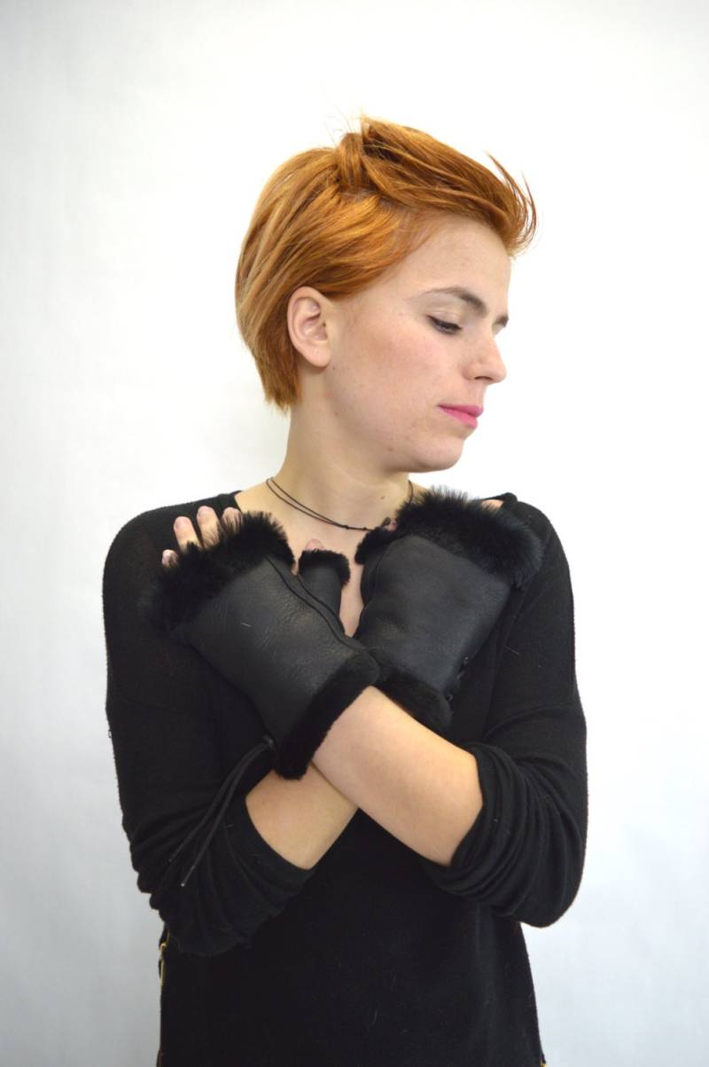 Handschuhe Aus Echtem Fell. Echte Schwarze Fingerlose Pelzhandschuhe Mit Rex-Kaninchenfellbesatz. Lammfell in Nappa Oder Wildleder Und Fäustlinge von BeFur
