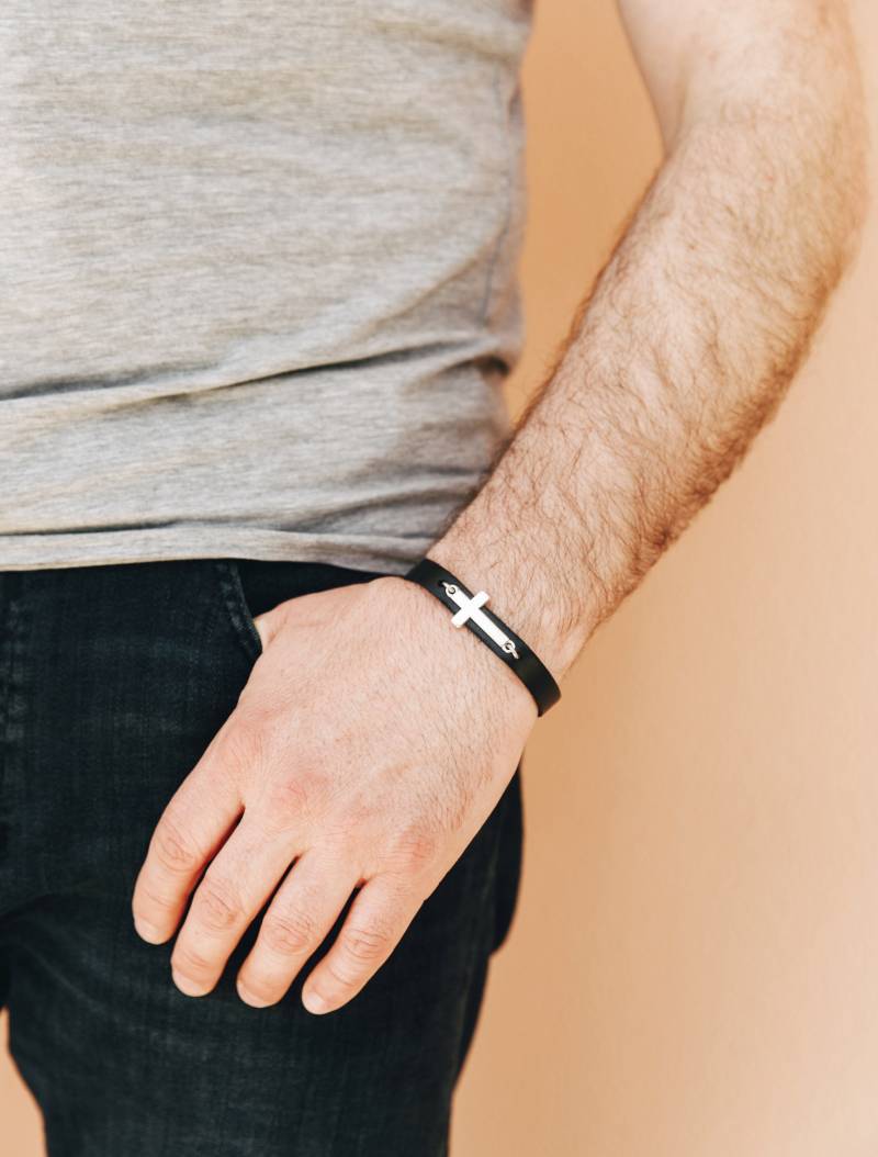 Herren Lederarmband Mit Kreuz Taufe Geschenk Für Männer Personalisiertes Ostergeschenk Christian Seitlich Armband Geburtstagsgeschenk Papa von BeGenuine