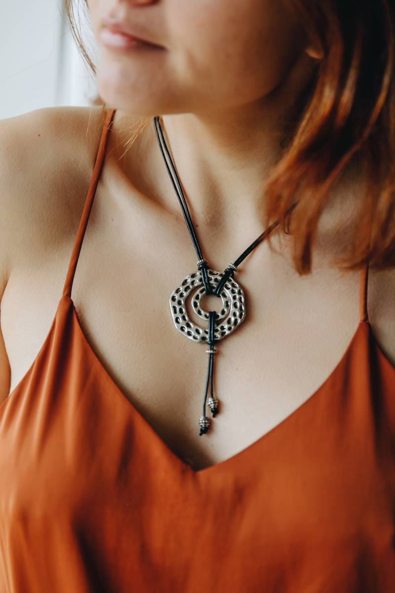 Leder Halskette Für Frauen Westlichen Ring Kette Quaste Runde Charme Südwesten Schmuck Boho von BeGenuine