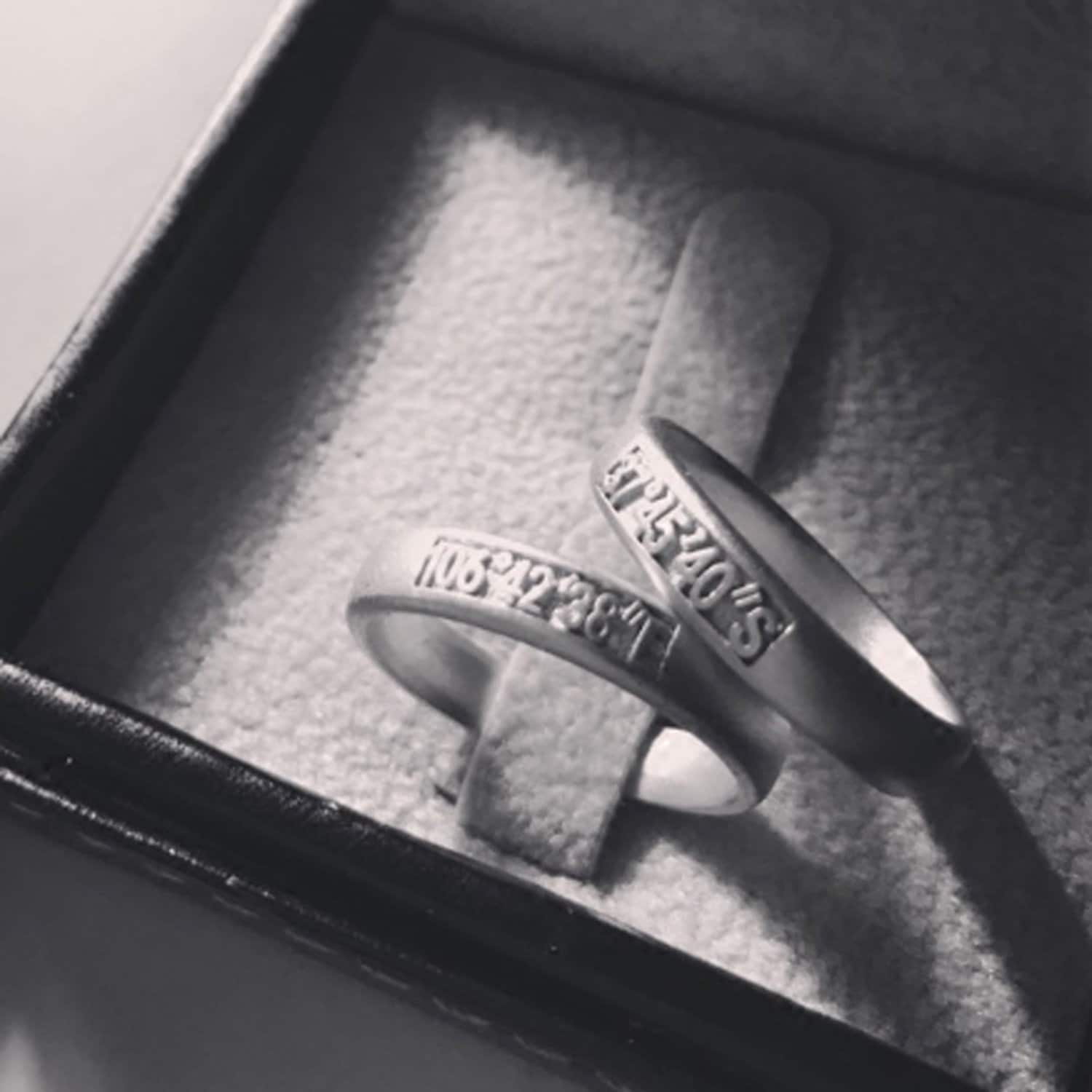 Ein Paar Ring Mit Wichtigen Koordinaten Ein Paar Ring Mit Wichtigen Koordinaten von BeJewDesign