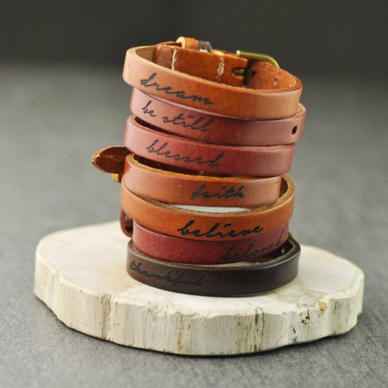 Personalisiertes Lederarmband, Individuelles Armband, Manschettenarmband Mit Gravur, Geschenk Für Sie Oder Ihn von BeJewDesign