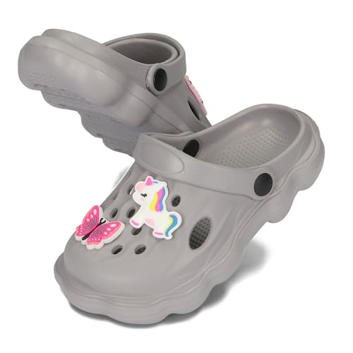 BeKiddy Unisex Kinder Clogs mit Schuhanstecker Gartenschuhe Pantoffeln Gartenclogs Hausschuhe 4 Schuh Charms 20-35 EU/Grau, 25 von BeKiddy