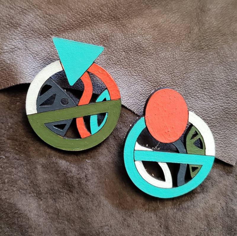 Einzigartige Handgemalte Statement Ohrringe Für Afrocentric Women | Schwarzes Leder Geschenk Frauen Mit 4C Haaren von BeMAADcreatv