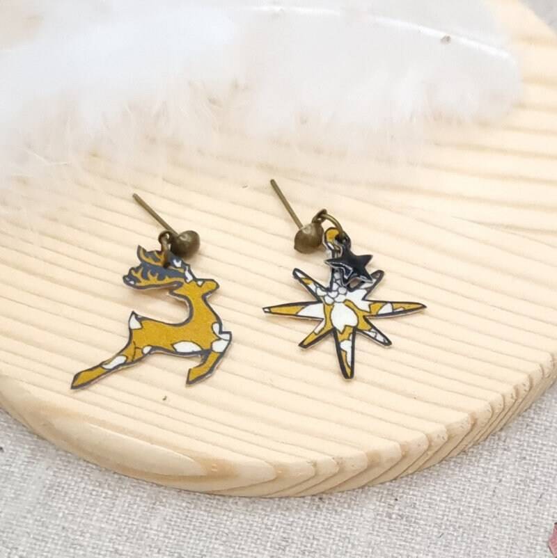Mini-Ohrringe Mit Rentier Und Stern Aus Senffarbenen Capel-Liberty-Stoffen Bronzefarbenem Messing von BeMalix
