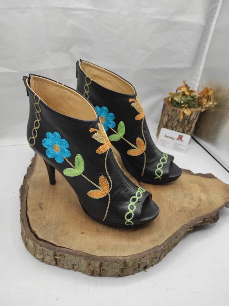 Florale Leder Stiefeletten Handgemachte Schuhe Mit Offenem Zehenbereich von BeMyBoots