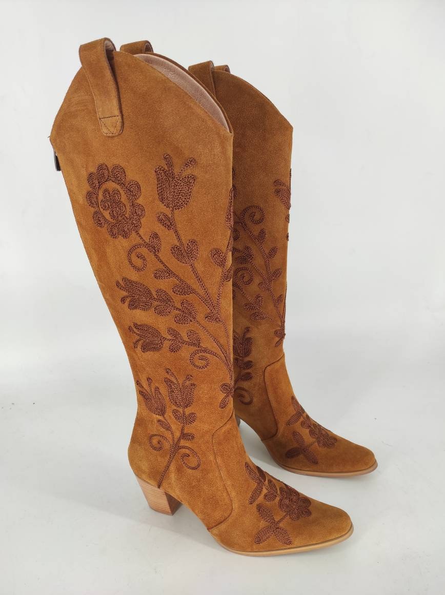 Wildleder Stiefel, Damenstiefel, Suzani Nach Maß, Echtes Leder, Cowboy Stil, Hohe Handarbeit, Bequeme Alltagsstiefel von BeMyBoots