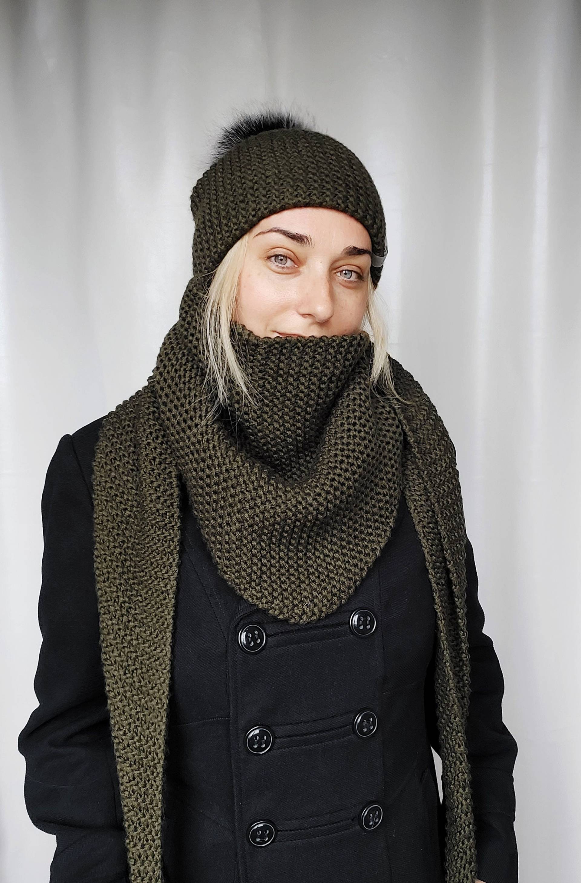 Warmer Winter Handgestrickter Dreiecksschal Und Pom Mütze Set Warmer Winter Handgestrickter Dreiecksschal Und Pom Mütze Set von BeTaKnitWear