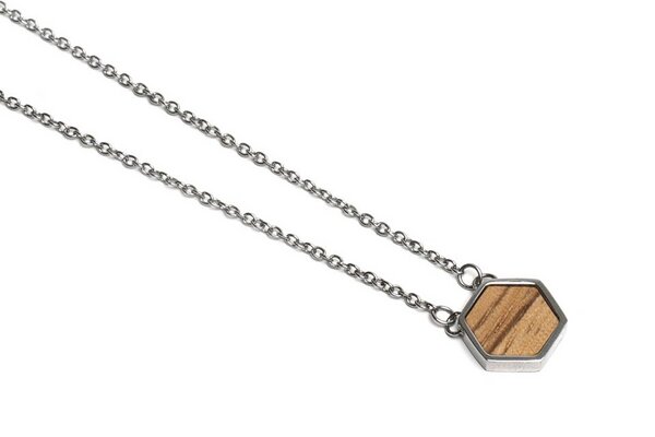 BeWooden Kette mit Anhänger in Hexagon Form mit Holzdetail - Verschiedene Farbvarianten von BeWooden