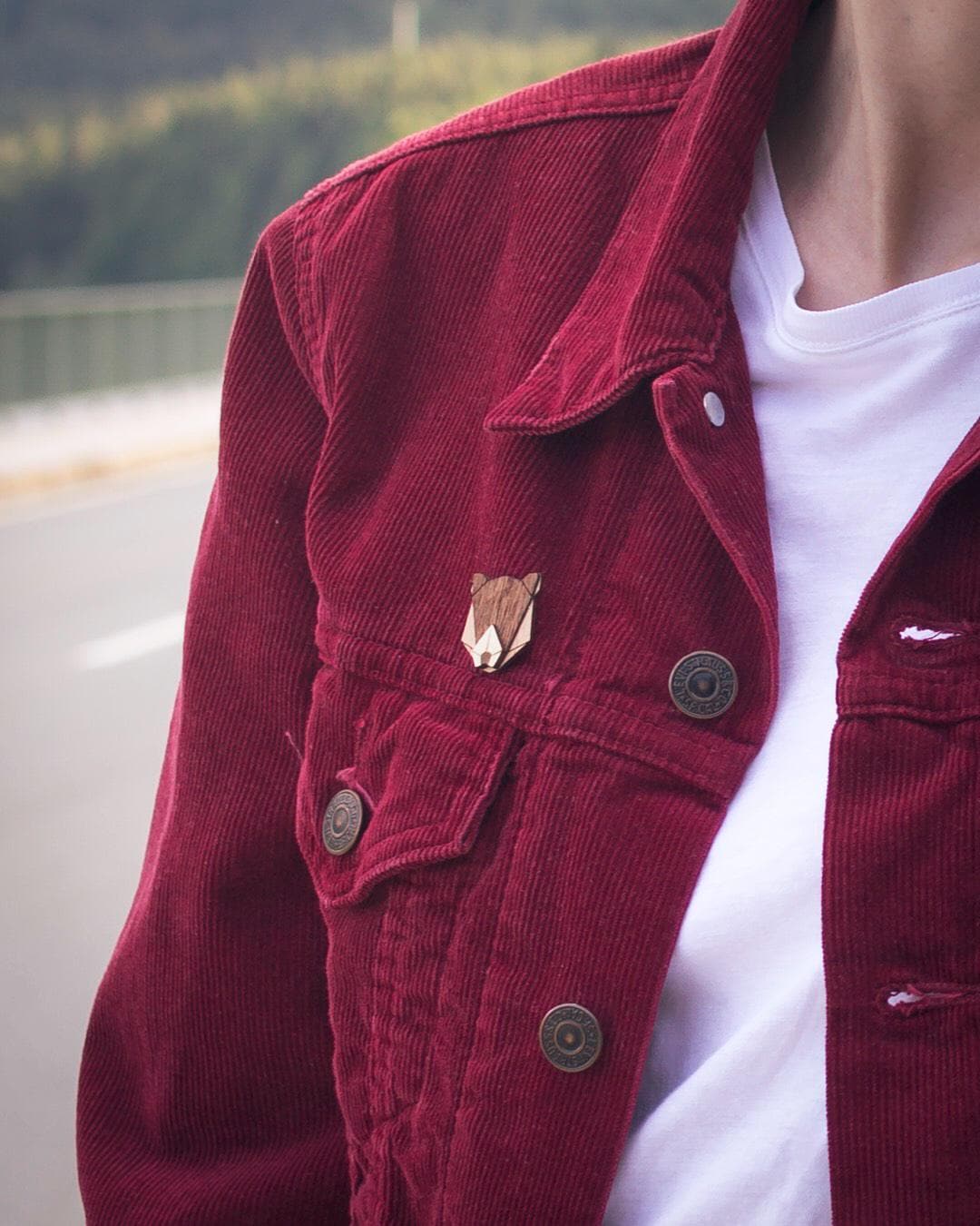 Bear Wooden Brooch - Handcrafted Bear Pin Woodland Animal Jewelry Eco-Friendly Accessory Minimalist von BeWoodenCompany