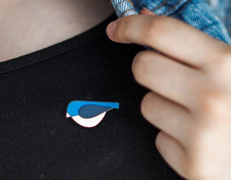 Blue Bird Wooden Brooch - Handcrafted Pin Nature-Inspired Jewelry Eco-Friendly Accessory Minimalist Engraved von BeWoodenCompany