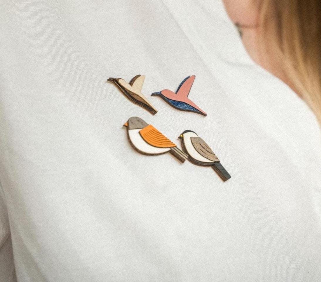 Cute Bird Wooden Brooch - Handmade Pin Engraved Nature-Inspired Jewelry Eco-Friendly Gift For Lovers von BeWoodenCompany