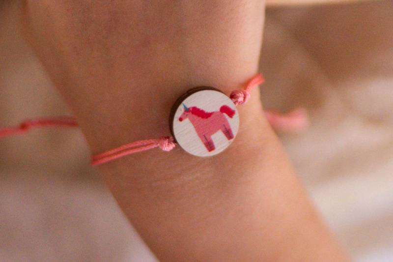 Cute Unicorn Wooden String Bracelet | Adjustable Magical Kids' Jewelry Fantasy Friendship Sustainable Gift Playful Accessory von BeWoodenCompany