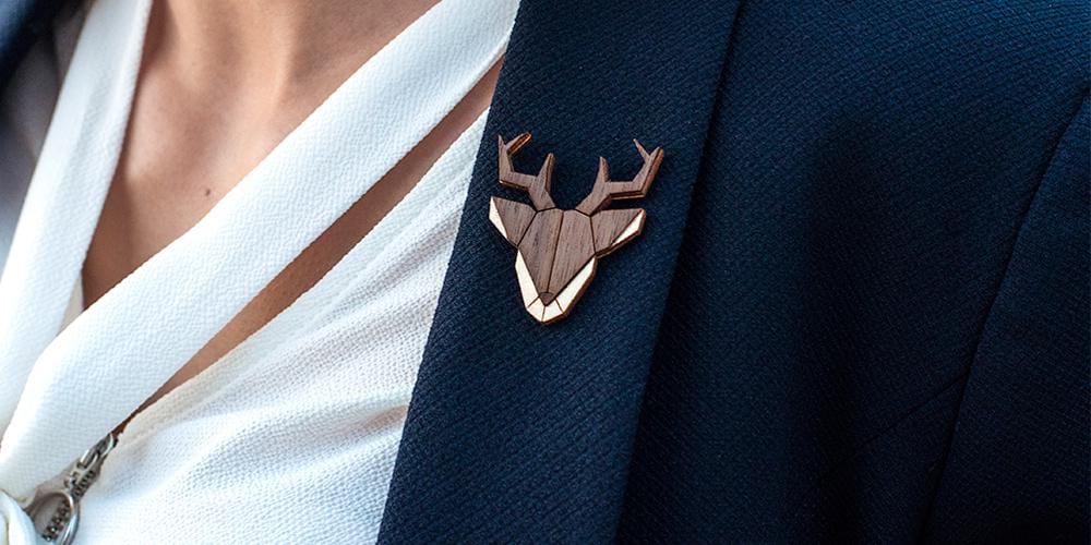 Deer Wooden Brooch-Handcrafted Deer Pin-Woodland Animal Jewelry-Eco-Friendly Accessory-Minimalist Brooch-Engraved Pin von BeWoodenCompany