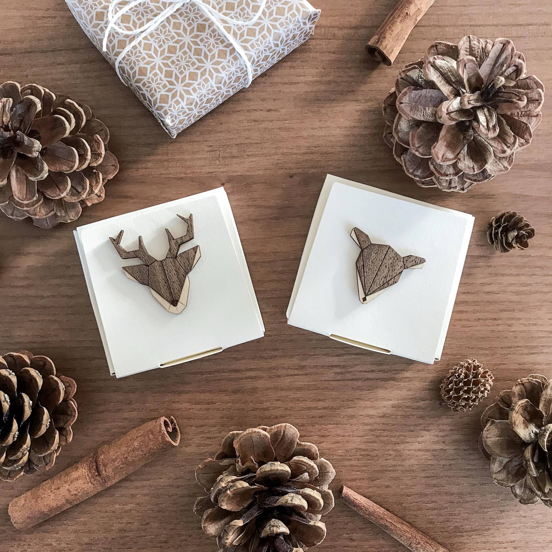 Doe Wooden Brooch - Handmade Doe Pin Engraved Animal Rustic Woodland Accessory Nature-Inspired Jewelry Eco-Friendly von BeWoodenCompany