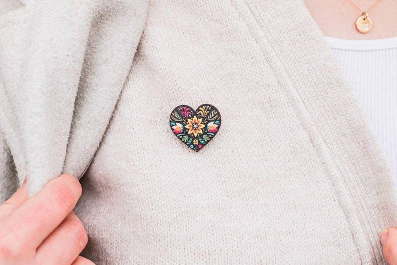 Folk Heart Wooden Brooch - Black Pin Handcrafted Jewelry Traditional Folk Accessory Eco-Friendly Rustic von BeWoodenCompany