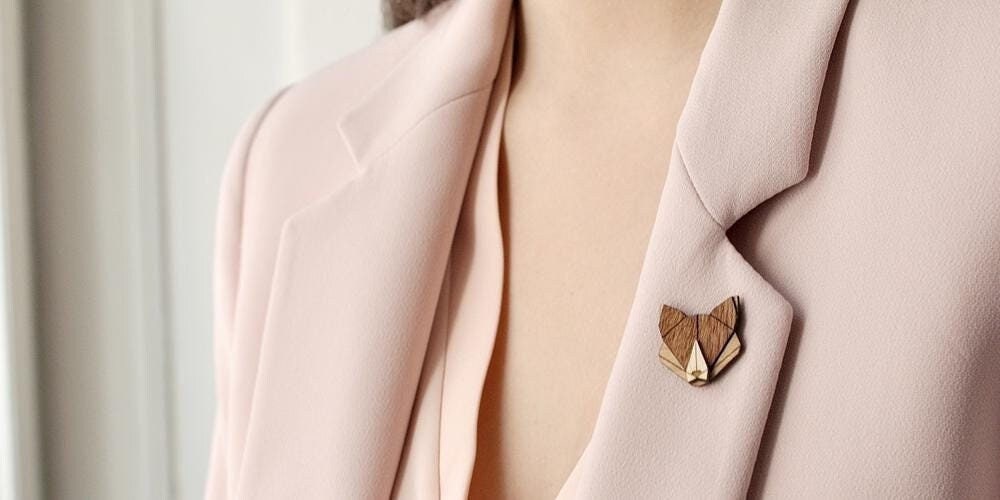 Fox Wooden Brooch - Handcrafted Fox Pin Woodland Animal Jewelry Eco-Friendly Accessory Minimalist von BeWoodenCompany