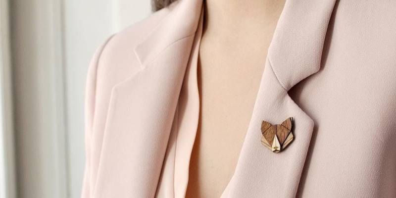 Fox Wooden Brooch - Handcrafted Fox Pin Woodland Animal Jewelry Eco-Friendly Accessory Minimalist von BeWoodenCompany