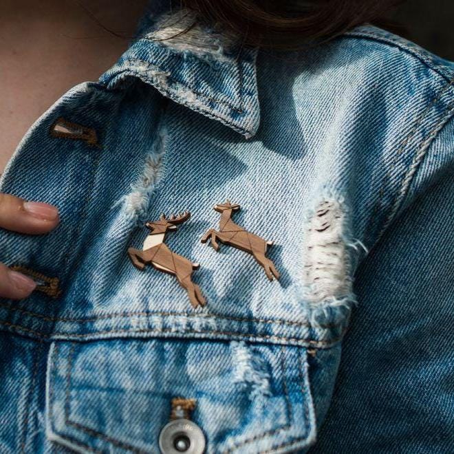 Jumping Doe Wooden Brooch - Handmade Deer Pin Nature-Inspired Jewelry Animal Eco-Friendly Gift For Wildlife Lovers von BeWoodenCompany