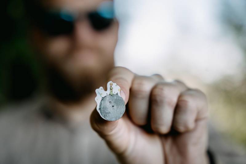 Little Prince Wooden Brooch - Planet Handcrafted Literary Pin Eco-Friendly Accessory Storytelling Book Lover Gift von BeWoodenCompany