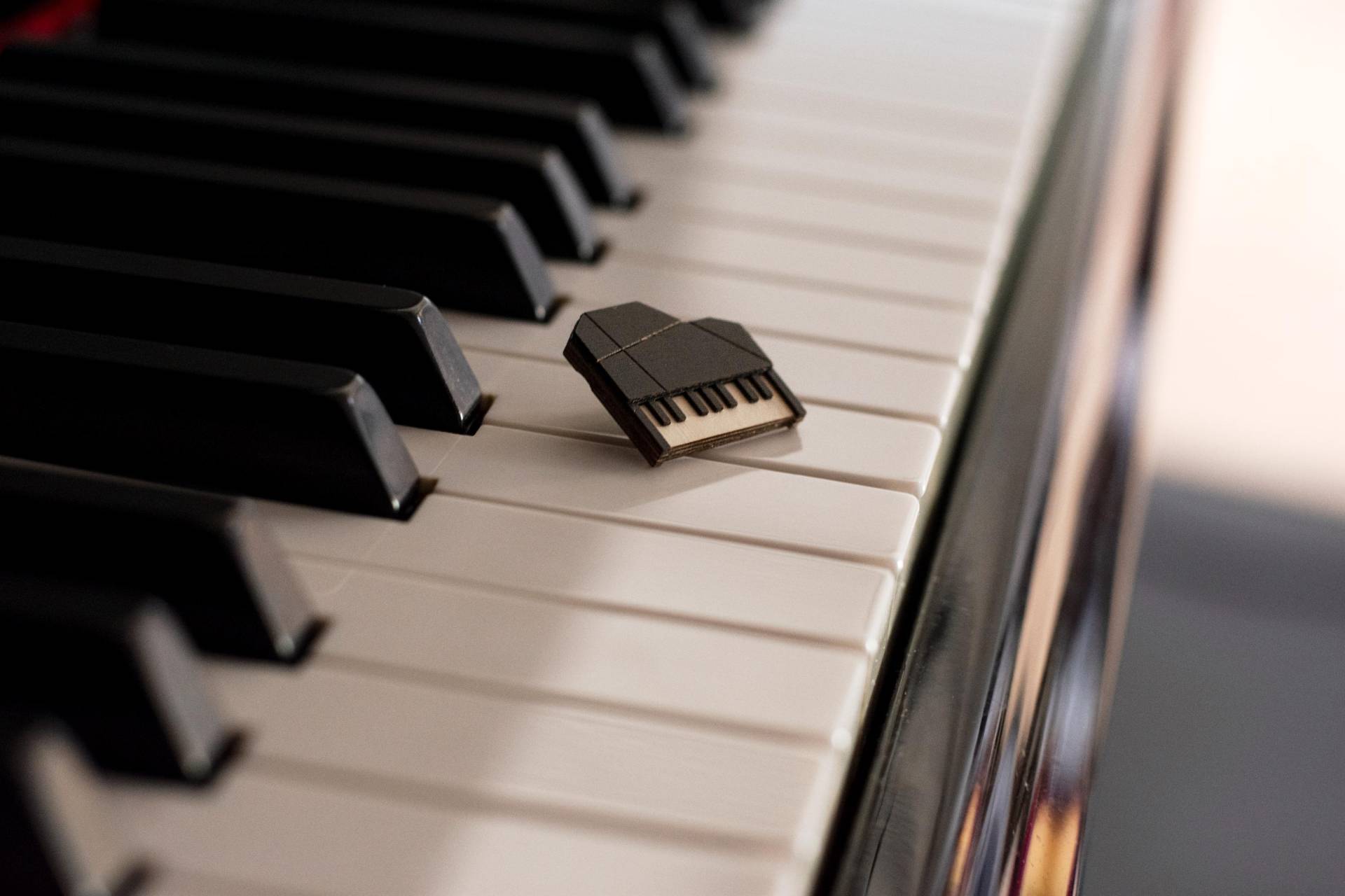 Piano Wooden Brooch - Handcrafted Pin Music Lover Accessory Eco-Friendly Jewelry Minimalist Piano Engraved Music von BeWoodenCompany