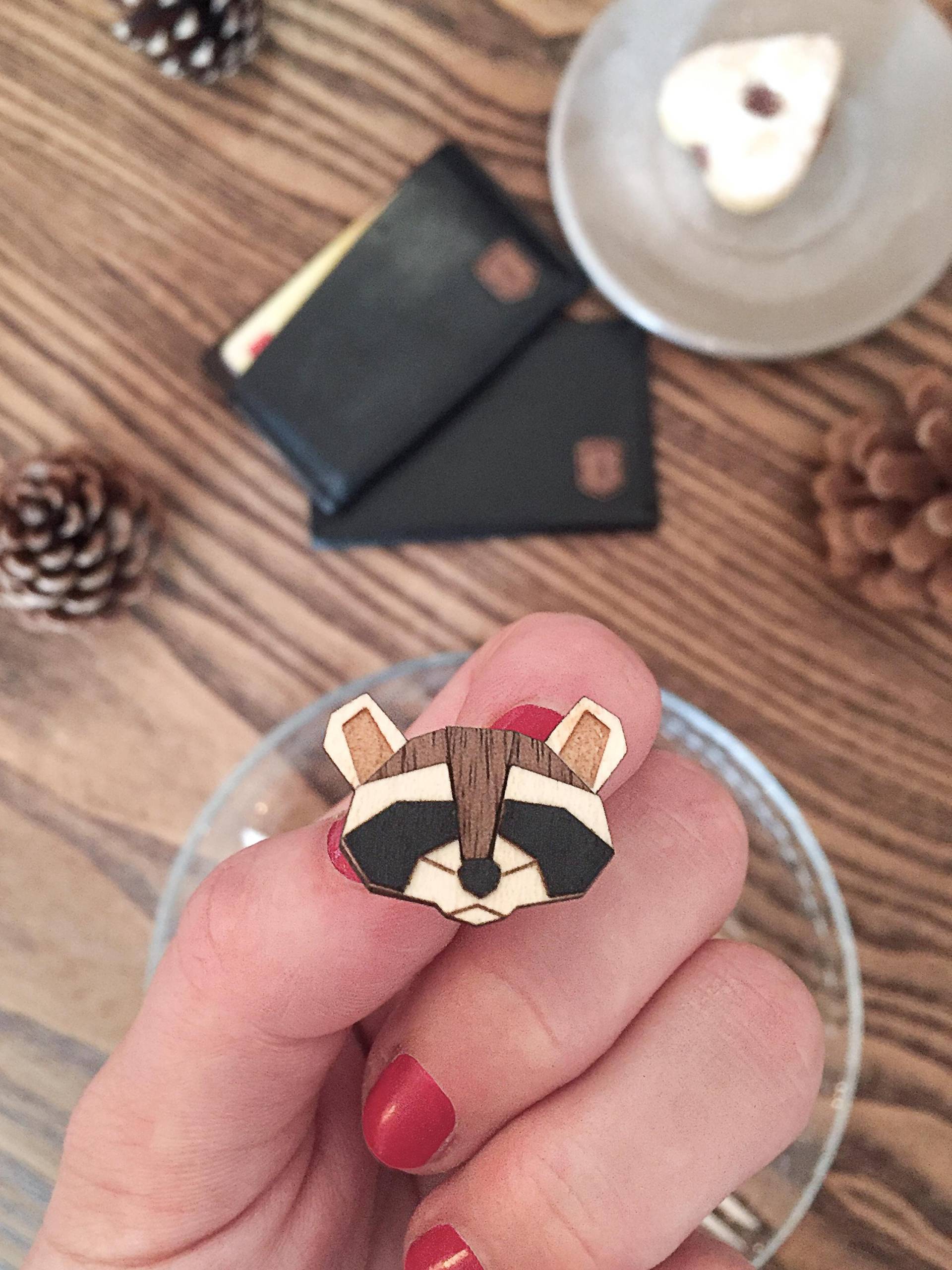 Raccoon Wooden Brooch - Handcrafted Raccoon Pin Woodland Animal Jewelry-Eco-Friendly Accessory Minimalist Engraved von BeWoodenCompany