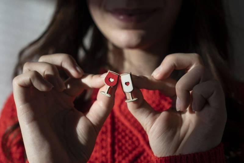 Red Wine Wooden Brooch - Handmade Lover Pin Sommelier Gift Alcohol Jewelry Fun Accessory For Jackets & Bags von BeWoodenCompany